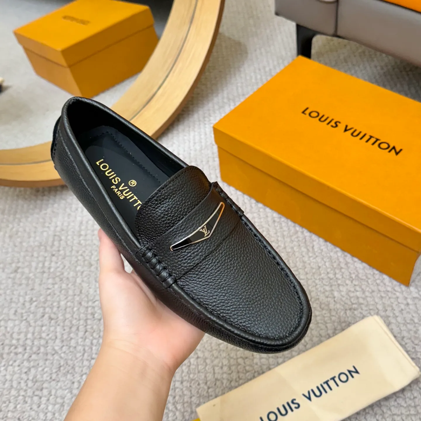 Men's men's shoes 💰420 (Yangli) LV 2⃣️0⃣️2⃣️5️⃣Spring and summer counter GLORIA series models ✈️Original factory special leather production, original last type. A classic driving slip-on casual shoe that shows an elegant style with exquisite craftsmanship details such as Monogram embossing all over the upper🌀Italian imported calfskin fabric Sheepskin foot pads➕Inside～Private mold replica sole Unique style Comfortable driving slip-on Size: 4-12 (38-46) Comes with [Counter packaging: original box, wrapping paper, card, instruction manual, shoehorn, cloth bag] No pressure to enter and leave the counter!